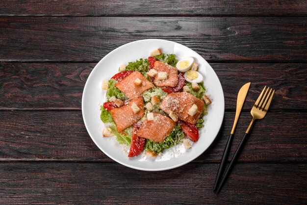 Deliciosa salada fresca com peixe vermelho para a mesa festiva