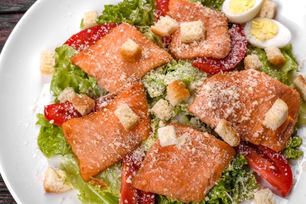 Deliciosa salada fresca com peixe vermelho para a mesa festiva