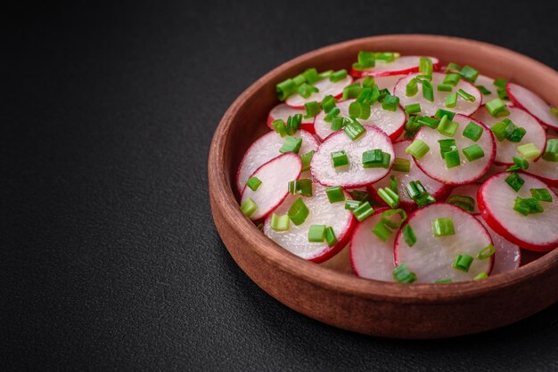 Deliciosa salada fresca de rabanetes fatiados com cebola verde sal e azeite