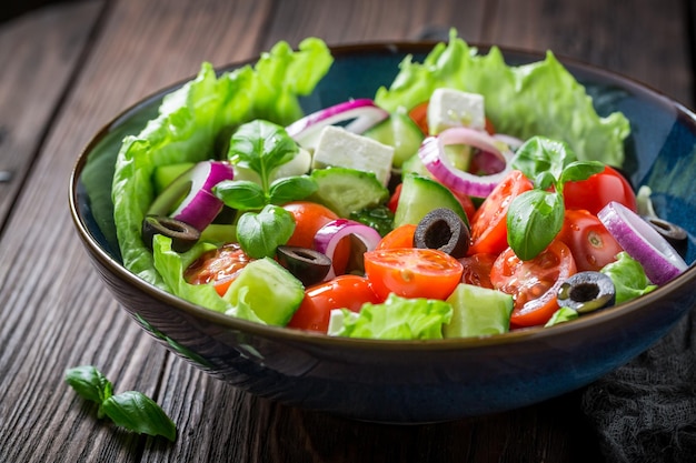 Deliciosa salada grega com azeitonas pretas de queijo feta e alface