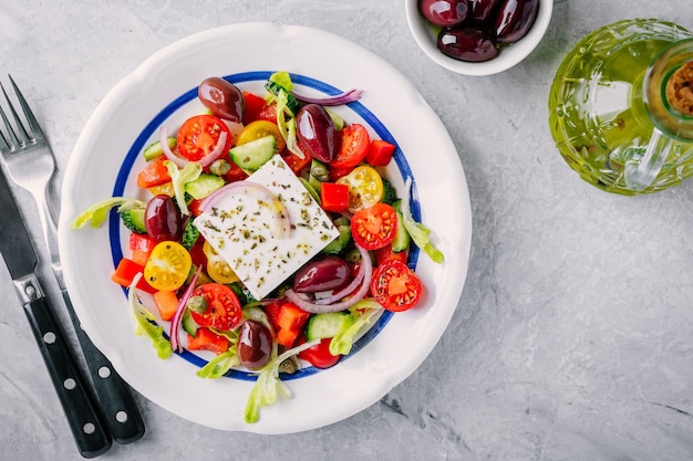 Deliciosa salada grega com queijo feta azeitonas tomates pepinos páprica e cebola roxa Vista superior