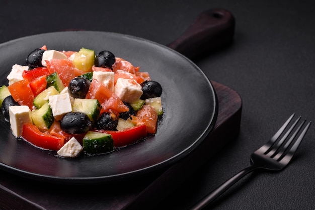 Deliciosa salada grega fresca com azeitonas tomates pepinos e queijo feta