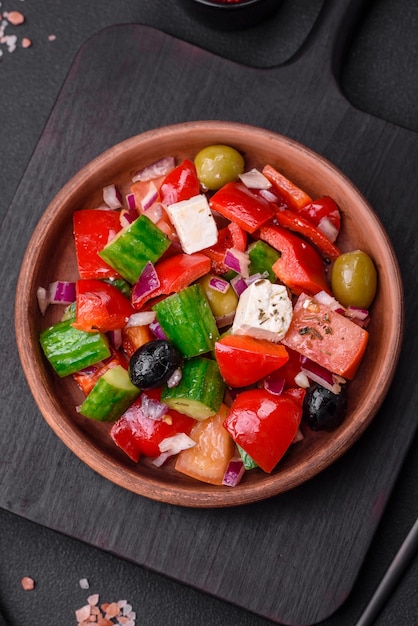 Deliciosa salada grega fresca com queijo feta, azeitonas, tomates e pepinos