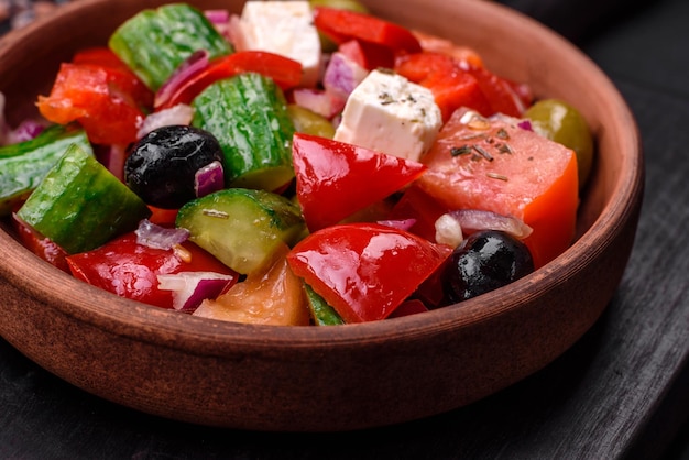 Deliciosa salada grega fresca com queijo feta, azeitonas, tomates e pepinos