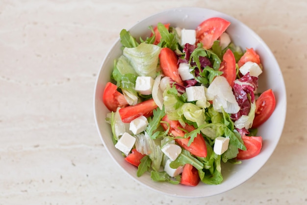 Deliciosa salada grega fresca com tomate pepino pimentão e queijo feta