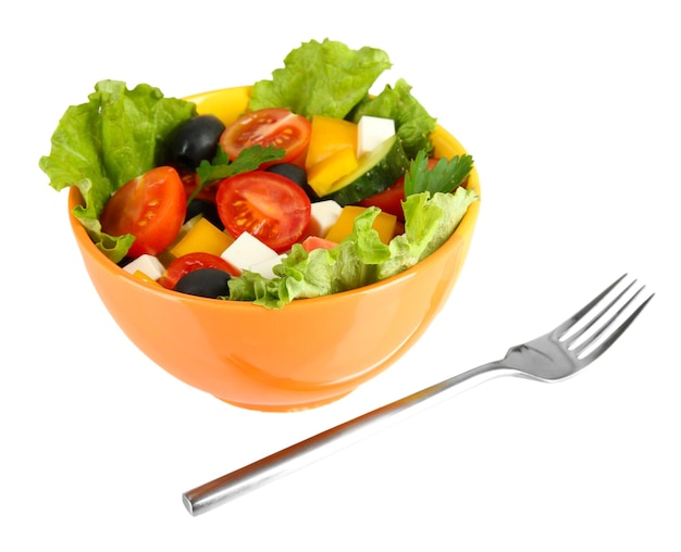 Deliciosa salada grega isolada em branco