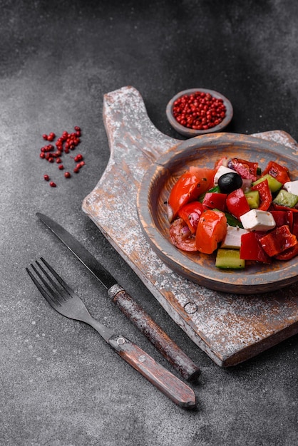 Deliciosa salada grega suculenta fresca com queijo feta azeitonas pimentões e tomates