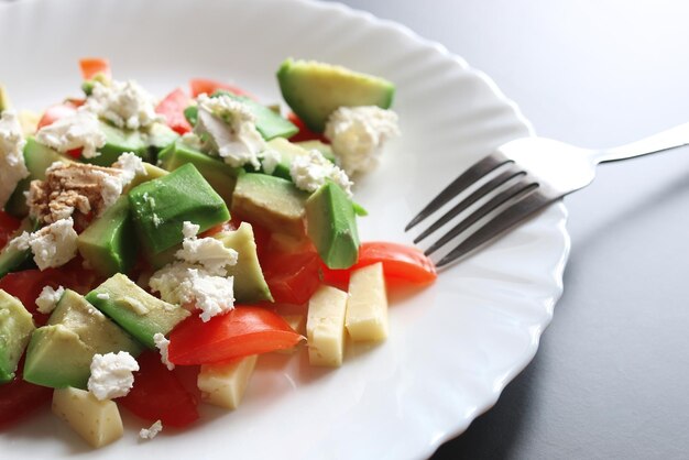 Deliciosa salada mediterrânea com abacate fresco com tomate cereja e amêndoas e queijo feta parmesão