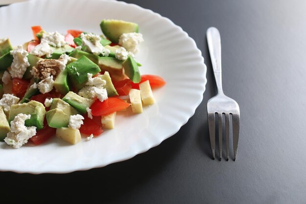 Deliciosa salada mediterrânea com abacate fresco com tomate cereja e amêndoas e queijo feta parmesão