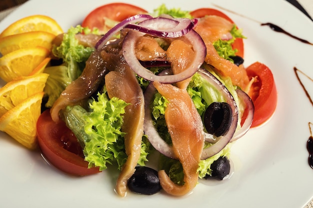 Deliciosa salada quente com frutos do mar em um restaurante