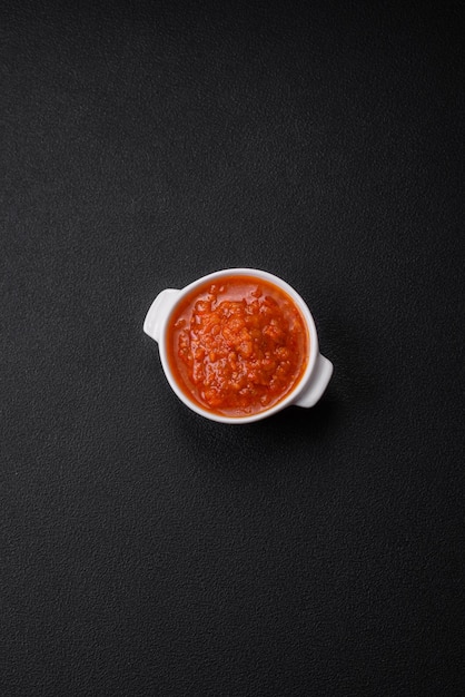 Deliciosa salsa de tomate picante con pimienta, ajo, sal, especias y hierbas