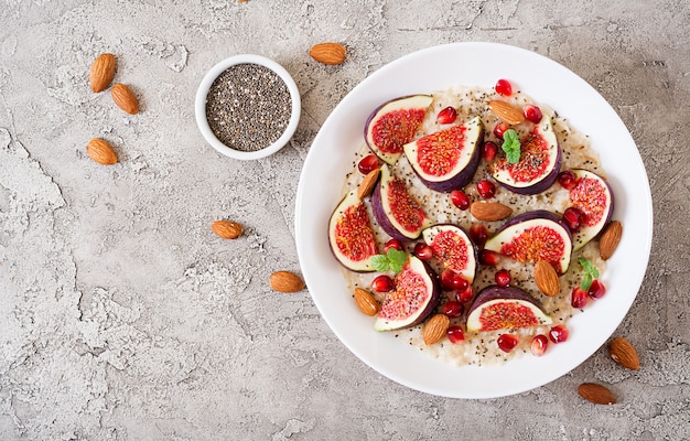 Deliciosa y saludable avena con higos, almendras y semillas de chía. Desayuno saludable. Comida de fitness. Nutrición apropiada. Endecha plana. Vista superior.