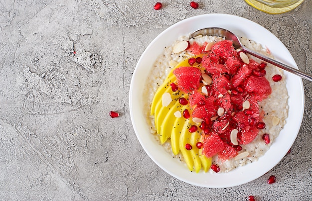 Deliciosa y saludable avena con pomelo, granada, almendra y semillas de chía.