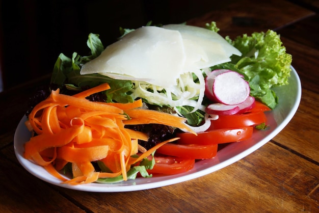 Deliciosa y saludable ensalada con variedad de quesos y tomates