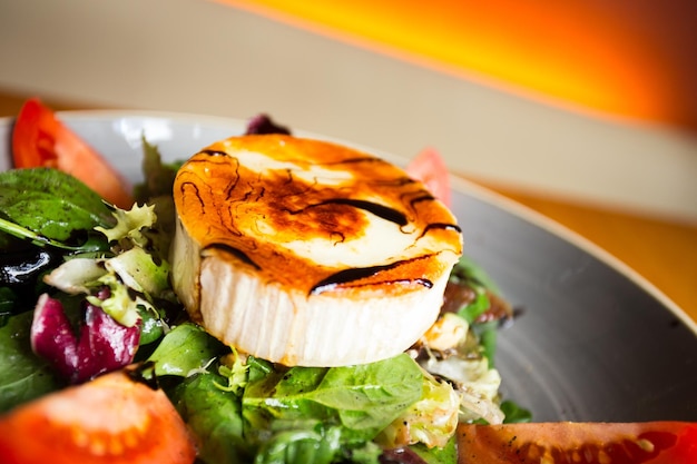 Deliciosa y saludable ensalada verde con queso de cabra gratinado