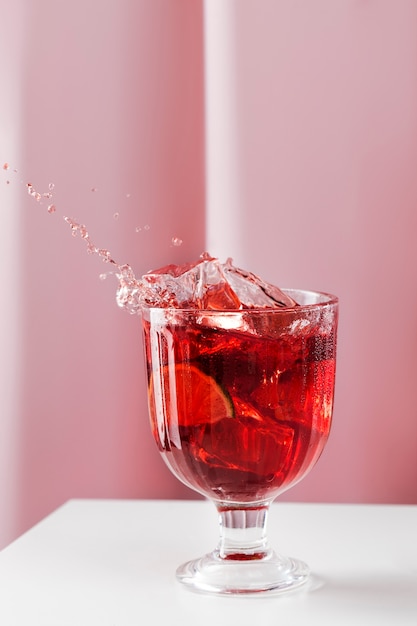 Deliciosa sangria com fundo rosa