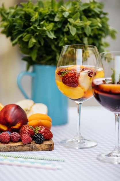 Deliciosa sangría roja con frutas en la mesa