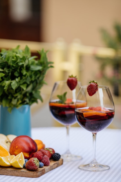 Deliciosa sangría roja con frutas en la mesa