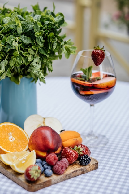 Deliciosa sangria vermelha com frutas na mesa