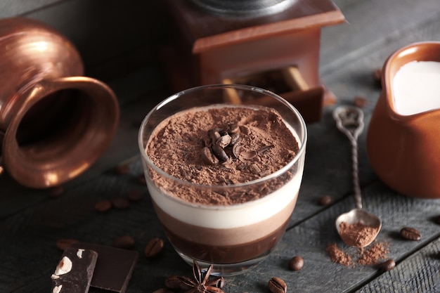Deliciosa sobremesa com chocolate em pó e grãos de café em vidro