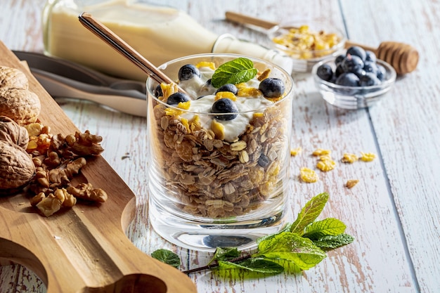 Foto deliciosa sobremesa de mirtilos, iogurte e cereais (muesli)