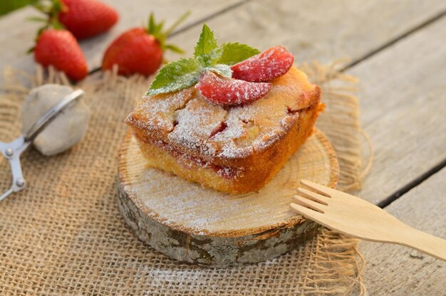 Deliciosa sobremesa de verão torta de morango doce delicioso bolo festivo com morangos em um suporte redondo