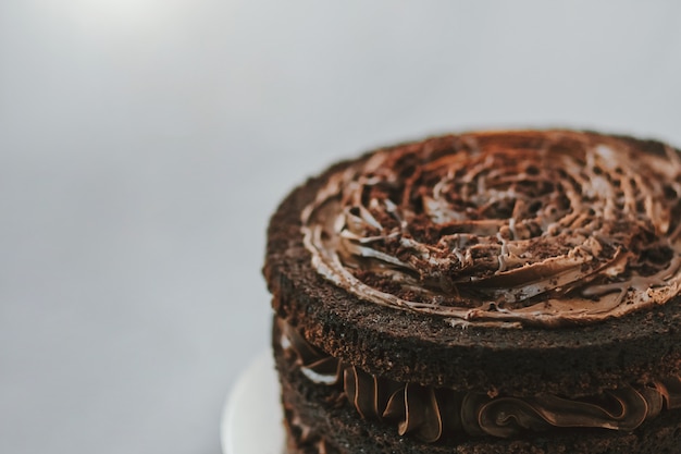 Deliciosa sobremesa doce de bolo de chocolate com várias camadas em fundo branco