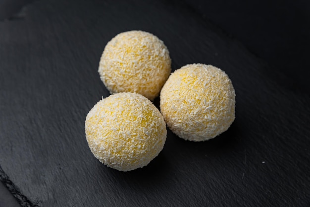 deliciosa sobremesa japonesa mochi em um fundo preto