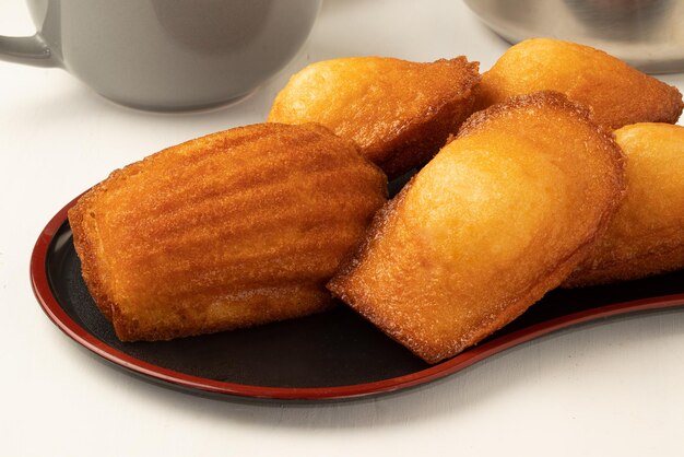 Deliciosa sobremesa Madeleine no prato