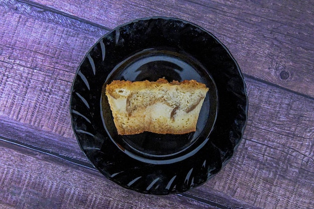 Deliciosa sobremesa pan de calatrava bolo na chapa preta na mesa de madeira