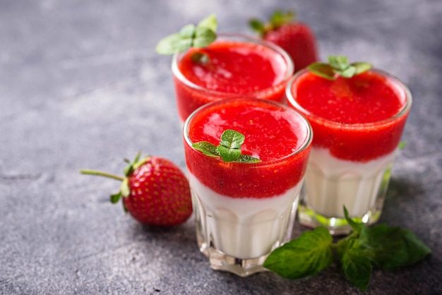 Deliciosa sobremesa panna cotta com morango