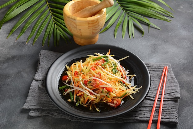 Deliciosa som tam - salada verde tailandesa de mamão