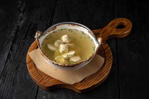 deliciosa sopa con albóndigas en una mesa oscura