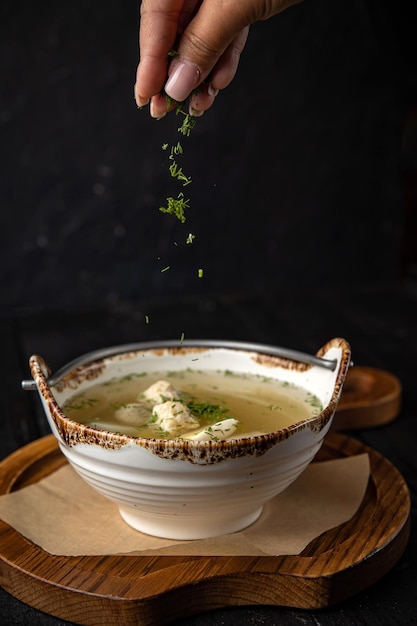 deliciosa sopa con albóndigas en una mesa oscura