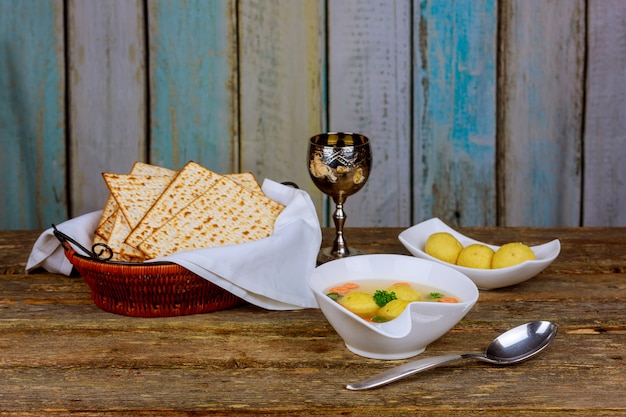 Deliciosa sopa de bolas de matzoh con símbolos de Pesaj Pascua