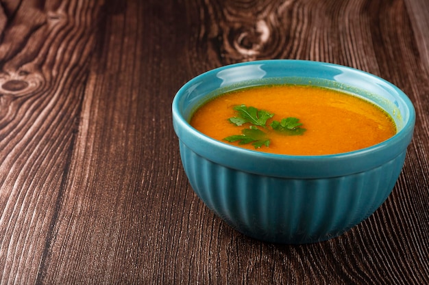 Deliciosa sopa de calabaza casera en un tazón.