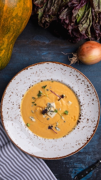 Deliciosa sopa de calabaza queso azul. Vista superior