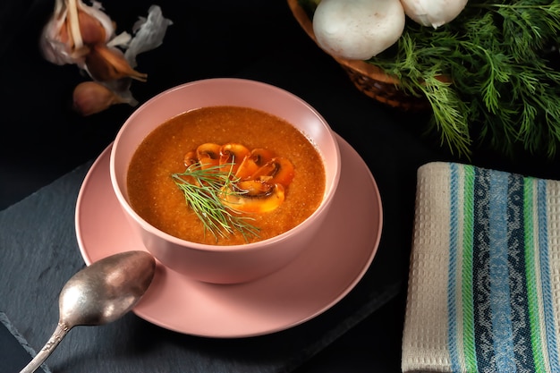 Deliciosa sopa de champiñones con eneldo y tostadas fritas sobre la mesa. Vista superior horizontal superior