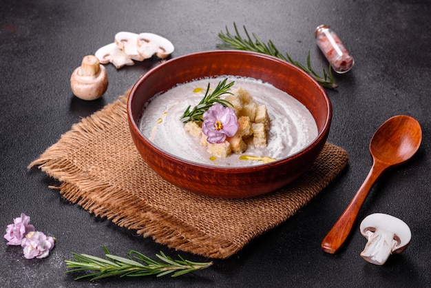 Deliciosa sopa de champiñones hermosa en un plato marrón con una cuchara de madera