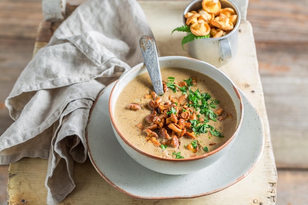 Deliciosa sopa de champiñones en una mesa de madera antigua