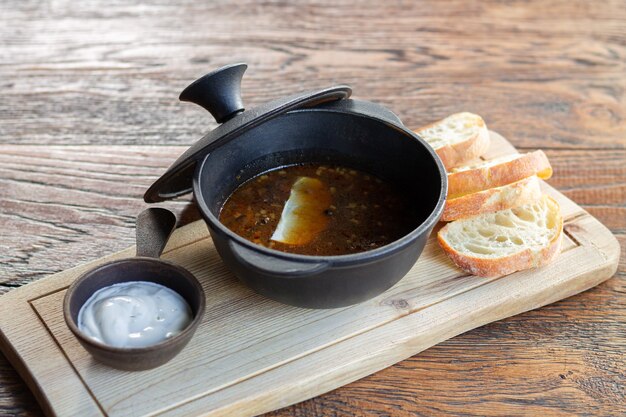 Deliciosa sopa de champiñones en olla de hierro fundido