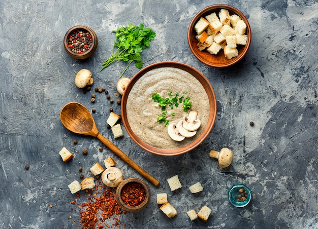 Deliciosa sopa de champiñones