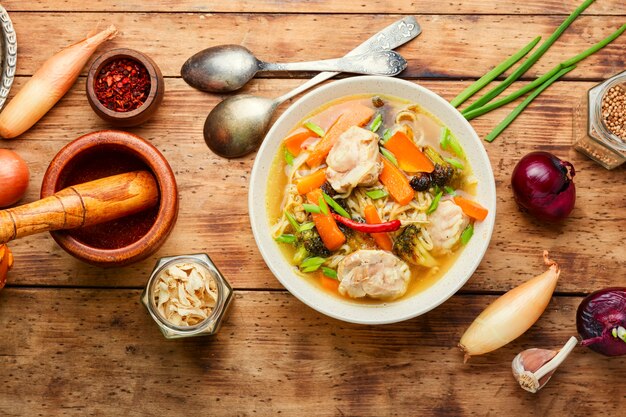 Deliciosa sopa com frango, abóbora e brócolis. Comida asiática.