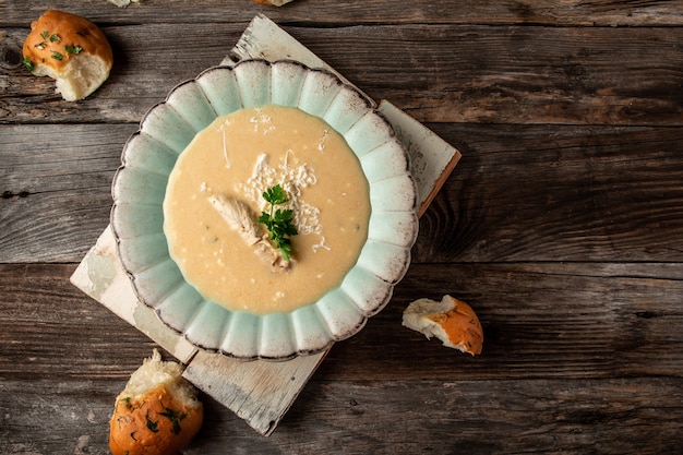 Deliciosa sopa de crema en un bol