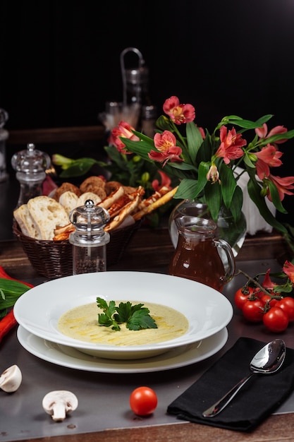 Deliciosa sopa crema de calabacín. Plato de dieta de verano fácil.