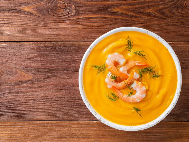 Deliciosa sopa de crema de calabaza con camarones.