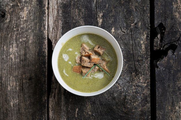 Deliciosa sopa de brócolis cremed vegan com croutons crocantes caseiros