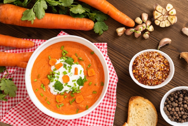 Deliciosa sopa de cenoura tradicional com ervas e creme de leite. Vista do topo.