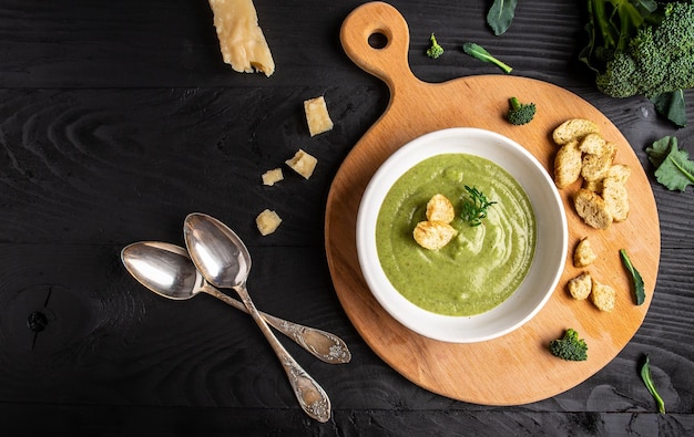 Deliciosa sopa de creme de brócolis servida com sementes de abóbora microgreen em uma mesa rústica Banner de prato vegetariano lugar de receita de menu de catering para vista superior de texto