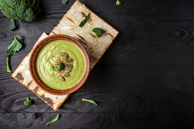 Deliciosa sopa de creme de brócolis servida em mesa de madeira